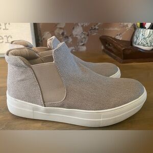 Essential beige and white ankle boots.